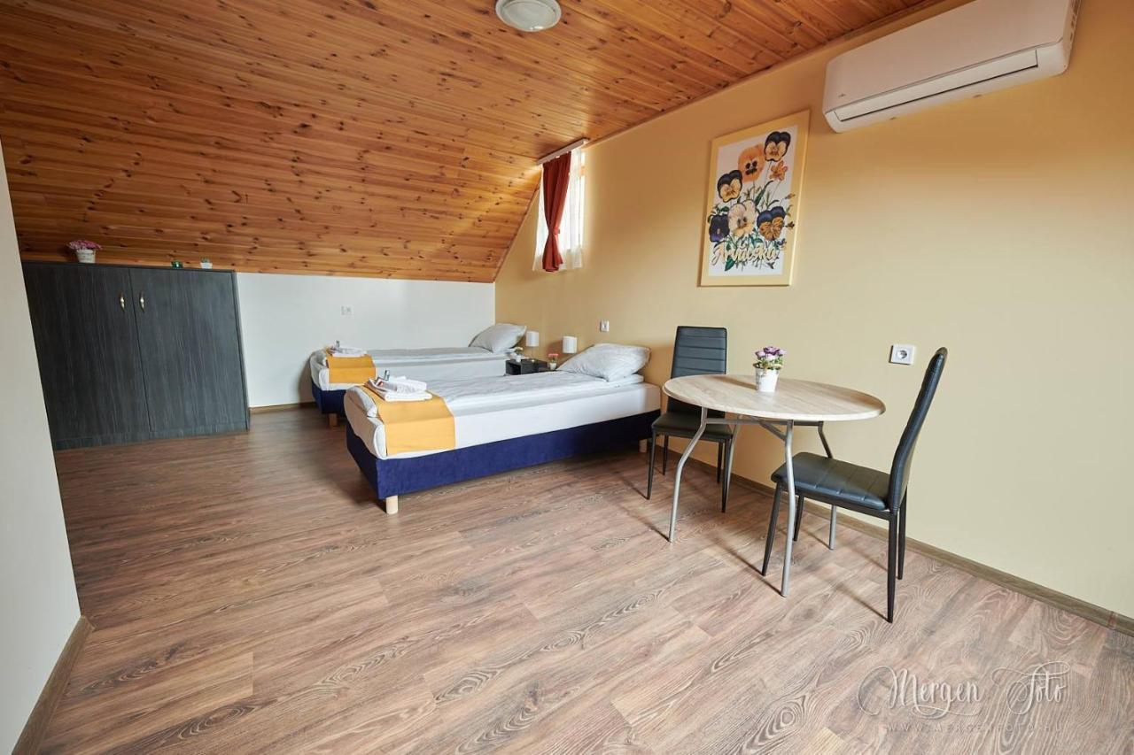 Kamaras Klastrom House Mogyoród Extérieur photo